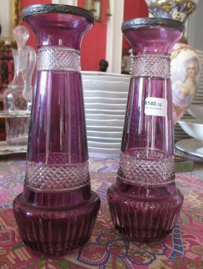 Paire de vases en cristal violet taillé,...