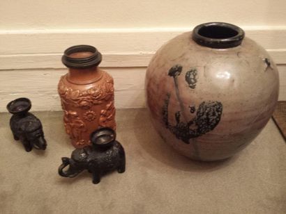 Un vase boulle en céramique, une bouteille...