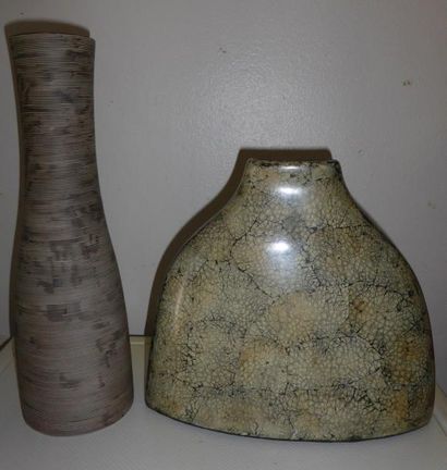 Deux vases en céramique.