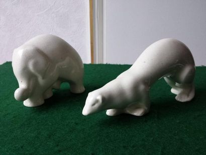 Deux animaux en céramique engobe blanc craquelée...