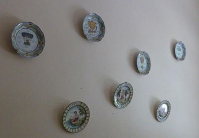 Sept assiettes en faïence.