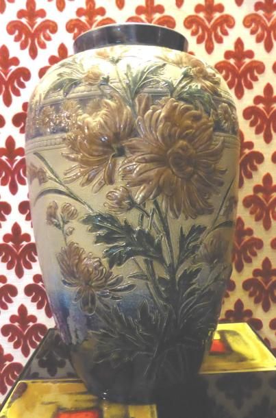 Un vase en grés émaillé. H: 37cm