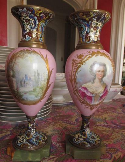 Paire de vases en porcelaine polychrome à...
