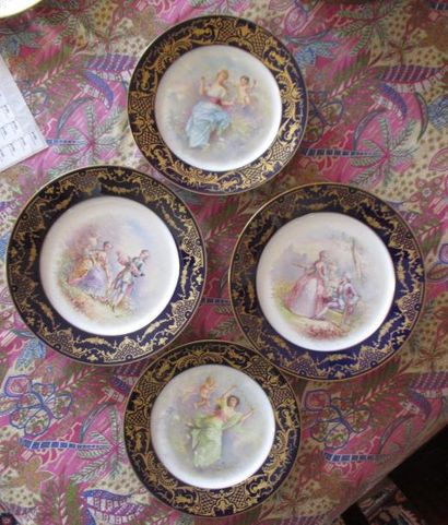 SEVRES 1907
Quatre assiettes en porcelaine...