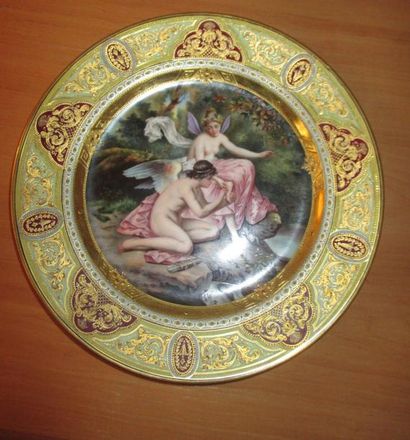 VIENNE
Assiette en porcelaine à décor polychrome...