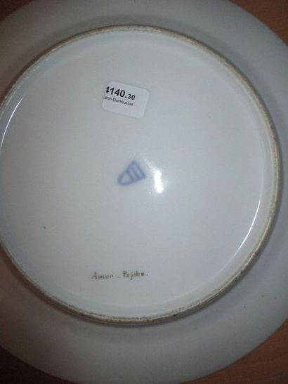 VIENNE
Assiette en porcelaine à décor polychrome...