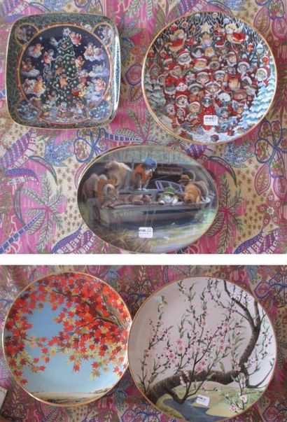 Série de onze assiettes décoratives en porcelaine...