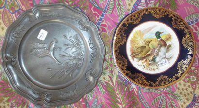 Trois assiettes en porcelaine et une assiette...