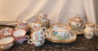 Partie de service à thé en porcelaine de...