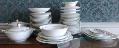 Partie de service de table en porcelaine...