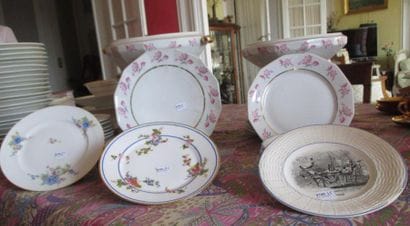Partie de service de table en porcelaine...