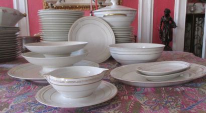 LIMOGES
Partie de service de table en porcelaine...
