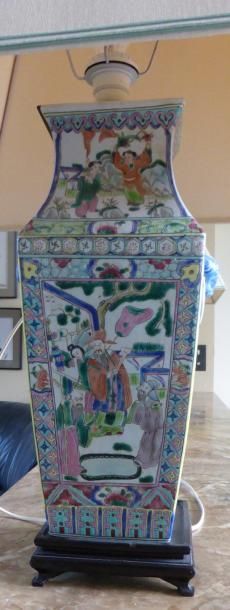 Paire de vases chinois en porcelaine montés...
