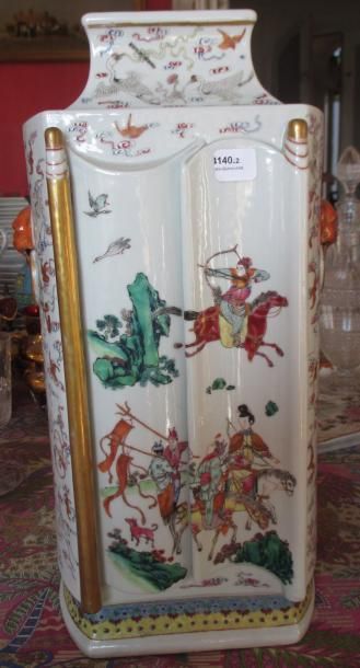 CHINE
Vase en porcelaine à décor polychrome...