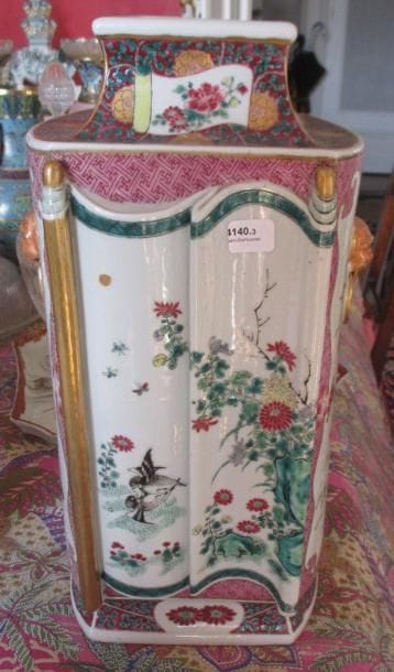 CHINE
Vase en porcelaine à décors polychrome...