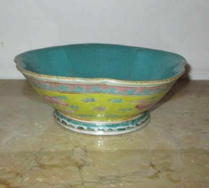 Coupe polylobée en porcelaine polychrome,...