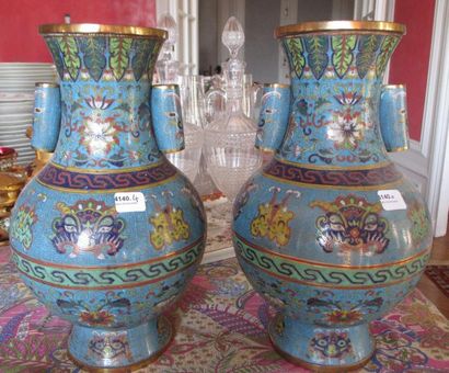 CHINE
Paire de vases fondu en émaille cloisonnée....