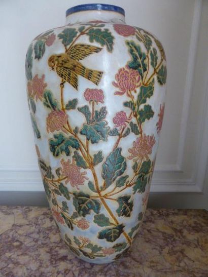 Vase oblong en faïence à décor de branches...