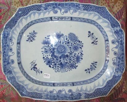 CHINE
Plat octogonal en porcelaine blanc...