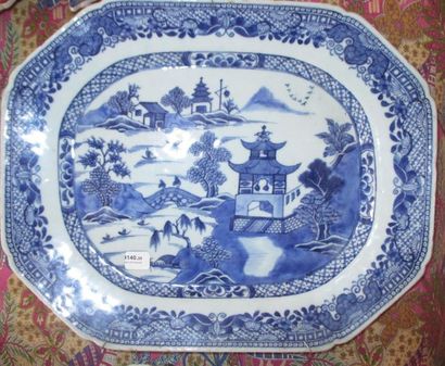 CHINE
Plat octogonal en porcelmaine à décor...