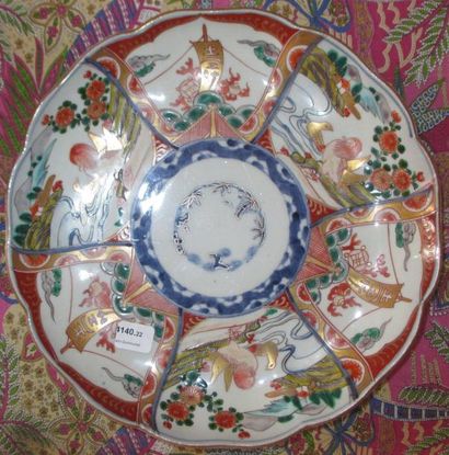 CHINE
Assiette en porcelaine à décor polychrome....