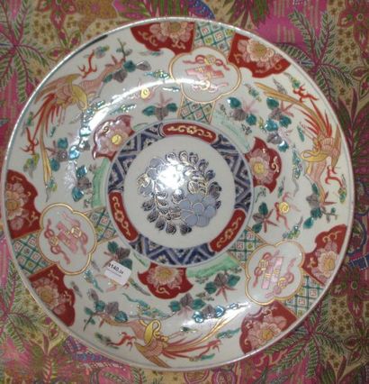 CHINE
Plat rond en porcelaine à décor polychrome...