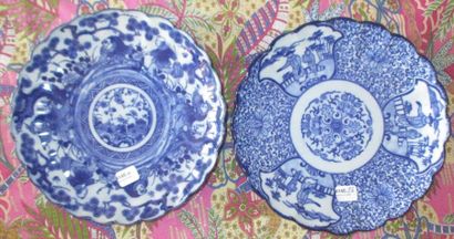 CHINE
Deux assiettes en porcelaine à décor...
