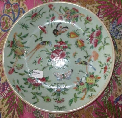 CHINE
Assiette en porcelaine à décor polychrome...