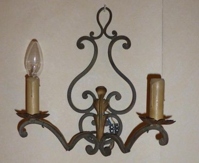 Paire d'appliques en fer forgé à deux bras...