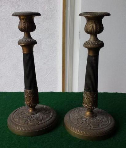 Paire de bougeoirs en bronze style Resta...
