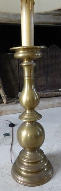 Paire de pique-cièrges en cuivre montés lampe....