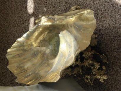 Coquille en métal doré, années 70.