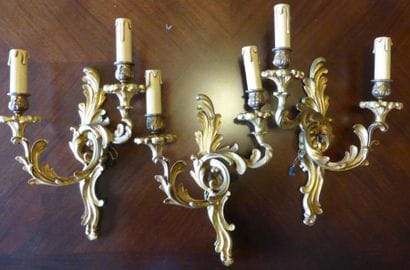 Trois appliques en bronze à deux lumières...
