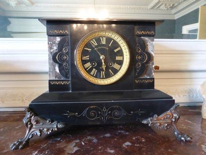Pendule borne, placage de marbre noir PRULHIERE....