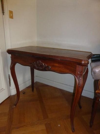Table à jeux en placage d'acajou, Louis Philippe...