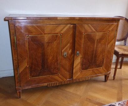 Commode en bois de placage à deux vantaux...