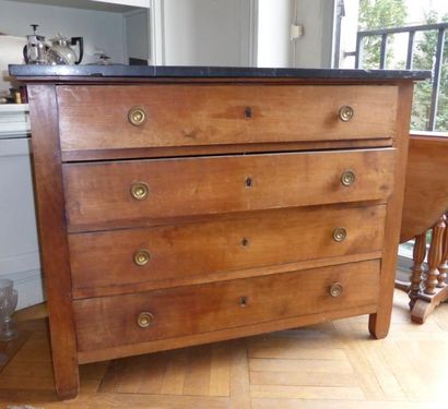 Commode en bois de placage à quatre tiroirs,...