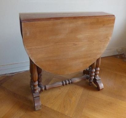 Table à volets en placage d'acajou XIXème...