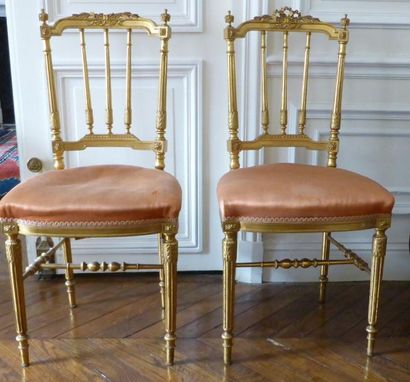 Paire de chaises à barreaux en bois doré...