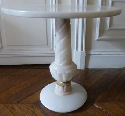 Guéridon rond en onyx. H: 50cm D: 50cm