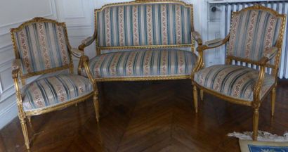 Mobilier de salon en bois doré dossier droit...