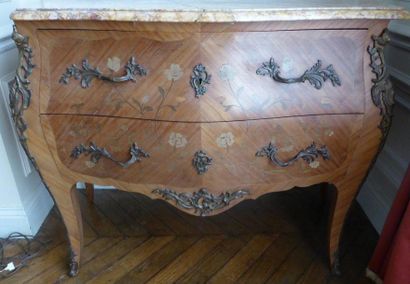 Commode galbée en bois de placage marqueté...