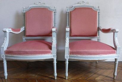 Paire de fauteuils dossier droit rechampi...
