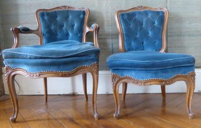 Un fauteuil et une chaise basse en bois naturel...