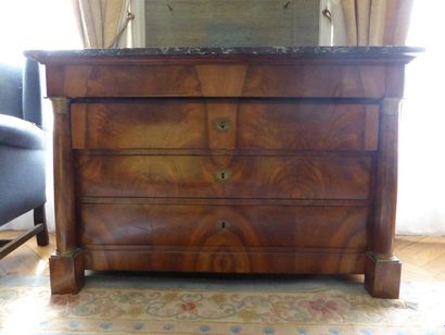 Commode, placage d'acajou à colonnes detachées,...
