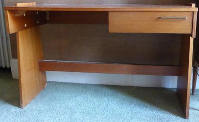 Bureau en bois naturel années 60. H: 76cm...