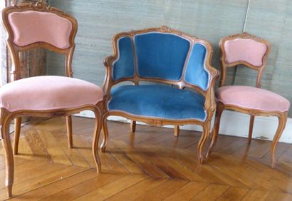 Bergère et paire de chaises en bois naturel...