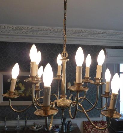 Lustre en laiton à douze lumières, travail...