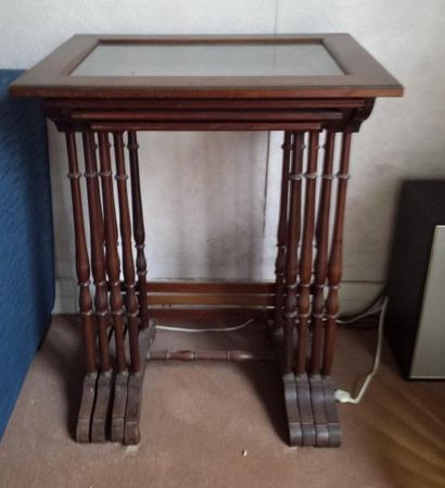 Quatre tables gigognes en bois de placage,...