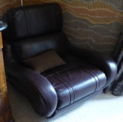 Paire de fauteuils en skai marron années...